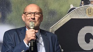 Der goldene Kolben 2024 geht an den Präsidenten des Bundesverband Deuvet Oldtimer-Youngtimer e.V. und Mitinitiator des H-Kennzeichens, Peter Schneider. (Bild: Messe Friedrichshafen)