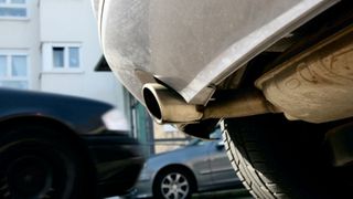 In der EU kommen noch zu viele Autos mit Verbrennern neu auf die Straßen. Die CO2-Ziele sind so nicht zu erreichen. (Bild: ACE)