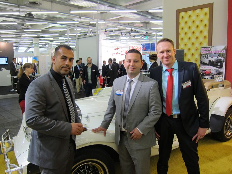 Cooler als das Auto sind (v. l.) Emrah Celik, Built, Erhan Ilhan, MSI, und Pascal Papilion, Built (Bild: IT-BUSINESS)