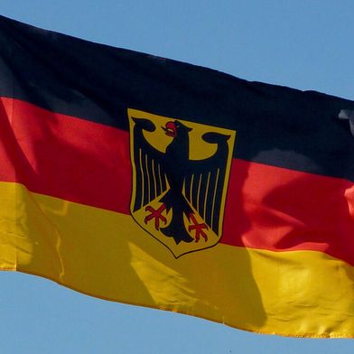 Die deutsche Bundesflagge weht fröhlich im Wind, denn der neue Koalitionsvertag lässt für die Industrie auf Rückenwind hoffen. Lesen Sie hier, was damit genau gemeint ist ... (Bild: AP)