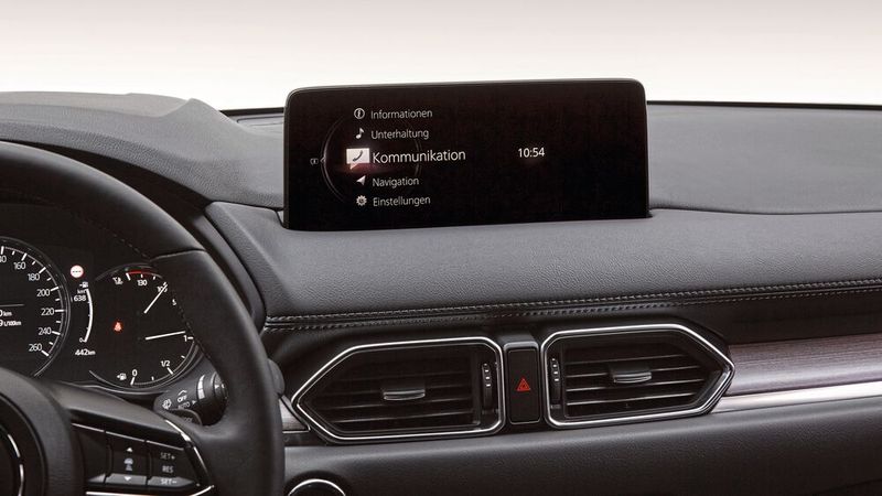 In der Basisausstattung Prime-Line findet sich noch ein 8-Zoll-Monitor. Ab der mittleren Ausstattung Exclusive-Line ist indes ein neuer 10,25-Zoll-Monitor verbaut. (Bild: Mazda)