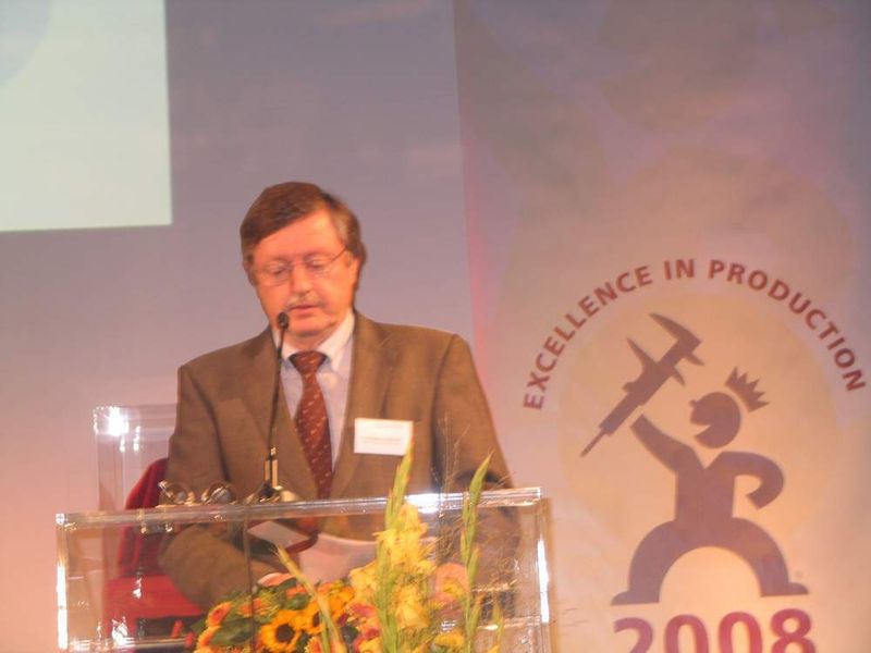 Bild 7: Laudator Dr. Wolfgang Sengebusch, Geschäftsführer des Fachverbandes Präzisionswerkzeuge im VDMA, lobte im Namen der Jury besonders die vorbildliche Einbindung des Hilti-Werkzeugbaus in die Produktentwicklung. (Archiv: Vogel Business Media)