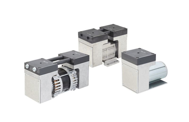 So ist die Ventil-Konstruktion bestehend aus Ventilplatten und Dichtringen optimiert. Ebenso ist die Art und Weise der Verbindung der Pumpenköpfe bei der Parallel-Verschaltung neu konstruiert.  (KNF)