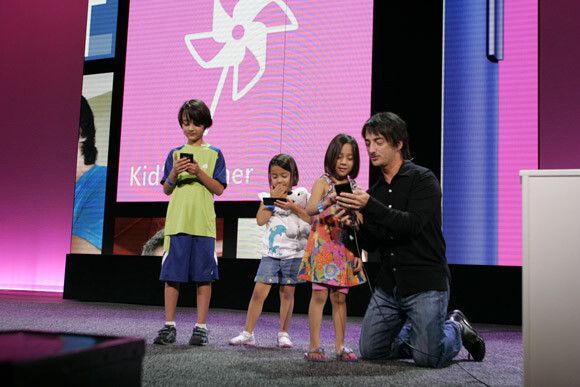 Joe Belfiore demonstriert mit drei Kindern die „Kinderecke“. (Microsoft)