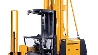 Bild 1: Bei Komissionierstaplern mit elektrohydraulischer Hubmaststeuerung bietet sich die Rückgewinnung von Energie an, die über die Hubarbeit in den eingelagerten Lasten steckt. Der Einspareffekt ist mit dem beim Bremsen vergleichbar. (Bild: Jungheinrich)