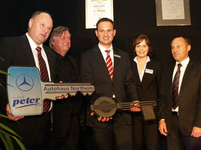 Symbolische Schlüsselübergabe vom Geschäftsführer der Baurealisierung Leinefelde, Joachim Rittmeyer (2.v.li.) und dem Geschäftsführer des Architekturbüros AOS Hausen, Ottmar Stadermann (re.). (Archiv: Vogel Business Media)