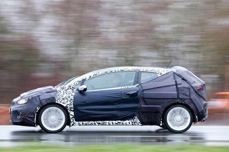 Nur kurz erlaubten Fotos des noch getarnten Pro-Ceed einen ersten Eindruck. (Foto: Kia)