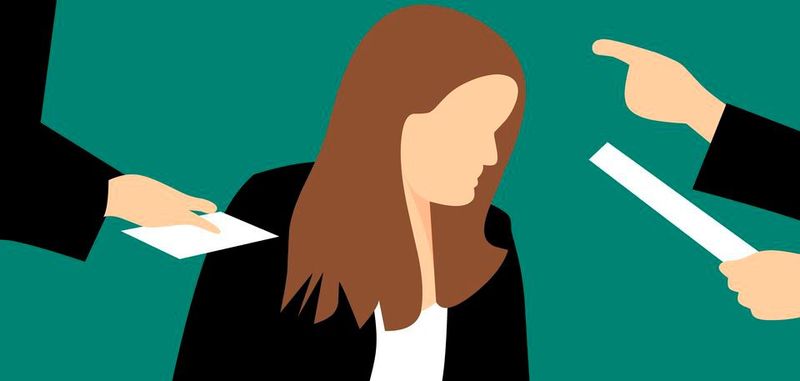 Weil in technologischen Berufen weniger Frauen als Männer arbeiten, zog eine bei Amazon entwickelte Personal-KI Falsche Schlüsse: Der Algorithmus stufte die Lebensläufe weiblicher Bewerber automatisch schlechter ein. Weil in technologischen Berufen weniger Frauen als Männer arbeiten, zog eine bei Amazon entwickelte Personal-KI Falsche Schlüsse: Der Algorithmus stufte die Lebensläufe weiblicher Bewerber automatisch schlechter ein.