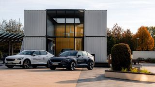 Nicht nur die Fahrzeuge, auch das Retailkonzept von Polestar ist nachhaltig: Der Space besteht aus mehreren recycelten Containern. (Bild: Polestar)