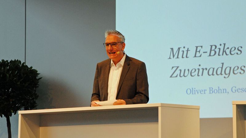 »kfz-betrieb«-Chefredakteur Wolfgang Michel begrüßte die Teilnehmer in Würzburg. (Bild: Simon – »kfz-betrieb«)