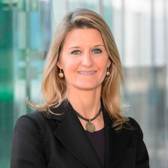 Marie-France Tschudin folgt bei Novartis auf Paul Hudson, der neuer Sanofi-CEO werden soll. Tschudin spricht sechs Sprachen, ist Absolventin der Georgetown University in Washington D.C. und besitzt einen Master in Business Administration des Institute for Management Development (IMD) in Lausanne. (Novartis)