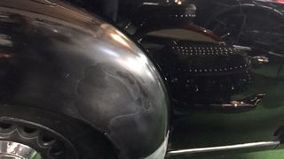 Dr. Gundula Tutts Erfahrung mit der Lackierung auf nicht vollständig entfernter Lackversiegelung: weißliche Schleier rund um die ausgenebelte Fläche. (Bild: Dr. Gundula Tutt)