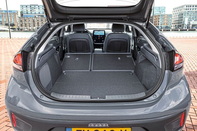 Die leicht futuristisch angehauchte Limousine schluckt bei umgeklappter Rückbank satte 1.417 Liter Gepäck. (Hyundai)