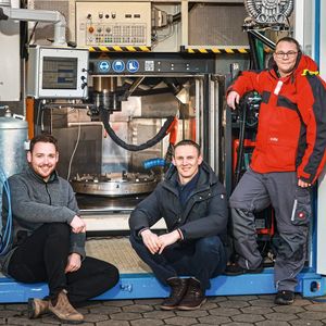 Stolz auf die mobile Fabrik im Container: Axel Sauer, Entwicklungsingenieur, Paul Jahn, Projektmanager, und Stefan Burger, Projektingenieur bei Bionic Production (v.l.n.r.).(Bild:  Peiseler / Ulrich Perrey)