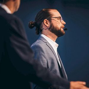 MM Chefredakteur Benedikt Hofmann moderierte das Produktionsleiter Forum.