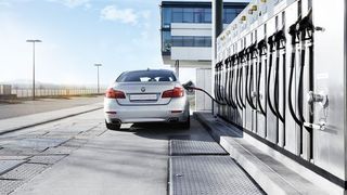 Noch ist die Herstellung von synthetischen Kraftstoffen aufwendig und teuer. Aber: Langfristig sind nach aktuellen Studien reine Kraftstoffkosten von 1,00 bis 1,40 Euro pro Liter realisierbar (exklusive Steuer). (Bosch)