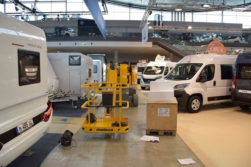 Am Pressetag der CMT waren in vielen Hallen noch die Messebauer aktiv. (»kfz-betrieb«/Jan Rosenow)