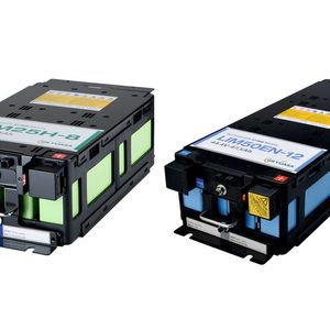 Das Bild zeigt die High-Performance-Batterie LIM25H-8 (li.) und die Notstrom-Batterie LIM50EN-12 von GS Yuasa.