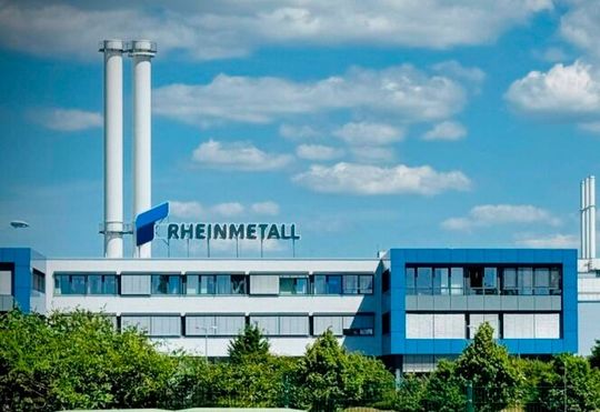 Blick auf das Rheinmetall-Werk in Neuss. Nachdem sich der Rüstungskonzern entschlossen hat, es für die Fertigung von Drohnen und Satelliten umzubauen, schließt sich der Plan an, auch ein KI-Zentrum entstehen zu lassen. Das weckt Hoffnungen auf mehr Arbeitsplätze in der Region ...(Bild:  dpa)