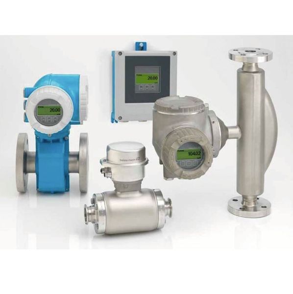 Die Proline 300/500 Generation ermöglicht eine universelle Durchflussmessung in sämtlichen Anwendungen der Prozessindustrie – von der Mengenmessung und Prozessüberwachung bis hin zu Messungen im Eichverkehr. So versorgt die Technik Anlagenbetreiber mit wichtigen Diagnosedaten. Die Messumformer können mit den Messaufnehmern Promass und Promag frei kombiniert werden. Bei der Füllstandsmessung beantwortet Endress+Hauser die Frage nach der passenden Radarfrequenz für Ihre Applikation mit der Summe von 113  GHz. Damit weißt der Hersteller mit einem Augenzwinkern darauf hin, dass jede Applikation eben nicht die höchste Frequenz, sondern eine individuelle Radarfrequenz benötigt: ob 1, 6, 26 oder 80  GHz.  SPS IPC Drives: Halle 4A, Stand 135 (Endress+Hauser)