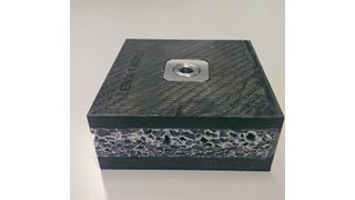 Carbonfaserverstärkter Kunststoff bildet die Deckschicht dieses neu entwickelten Sandwichmaterials, dessen Kern aus leichtem Aluminiumschaum besteht. Eine Sperrschicht zwischen Metall und CFK gewährleistet die Herstellung im One-Shot-Verfahren. (Bild: TU Ilmenau)