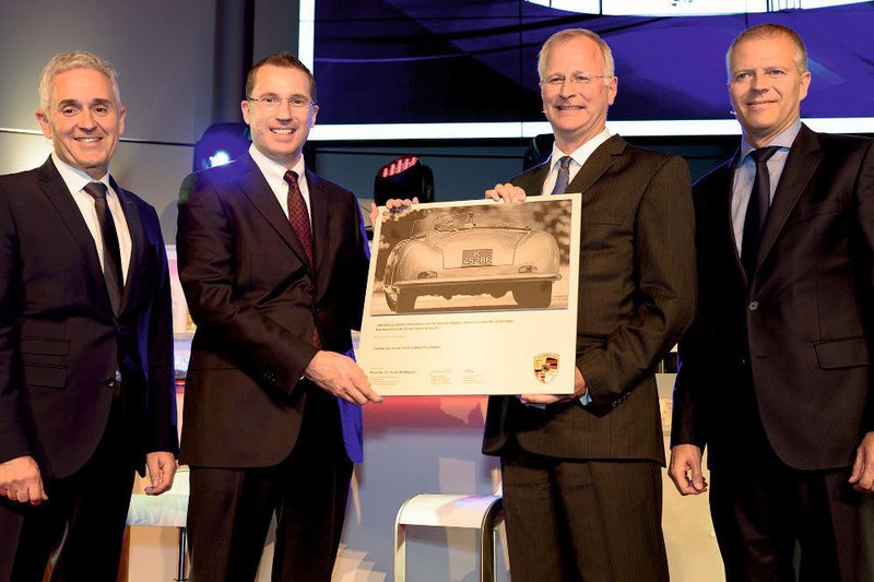 Porsche-Deutschland-Chef Jens Puttfarcken gratulierte Steffen Hahn zur Eröffnung des Porsche-Zentrums Böblingen. (Marcel Katz)
