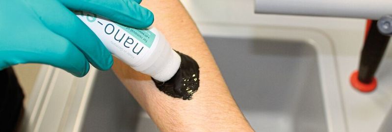 Abb.1: Anwendung der Nano-Ex-Tube: das Gel wird mit dem Schwammapplikator auf die Hautstelle aufgetragen und unter fließendem Wasser mit dem Schwamm abgewaschen. Mit dem Schwamm lässt sich das Risiko von Sekundärkontaminationen minimieren. Abb.1: Anwendung der Nano-Ex-Tube: das Gel wird mit dem Schwammapplikator auf die Hautstelle aufgetragen und unter fließendem Wasser mit dem Schwamm abgewaschen. Mit dem Schwamm lässt sich das Risiko von Sekundärkontaminationen minimieren.