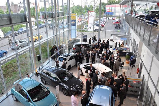 Nach der Feier ist in dem lichtdurchfluteten Glasbau wieder viel Platz für die Neuwagen-Ausstellung. (Archiv: Vogel Business Media)