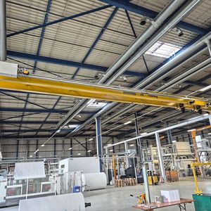 Durch einen frei stehenden Aufbau der Krananlage mit mehrfach unterstützten Laufbahnen konnte der Arbeitsbereich des Brückenkrans exakt an die Bedingungen beim Papierhersteller in Niederbipp angepasst werden. (Bild:  GIS)