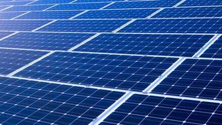 Kristalline Schichten aus Barium-, Strontium- und Calciumtitanat könnten die Stromausbeute zukünftiger Solarzellen erhöhen. (©Countrypixel - stock.adobe.com)