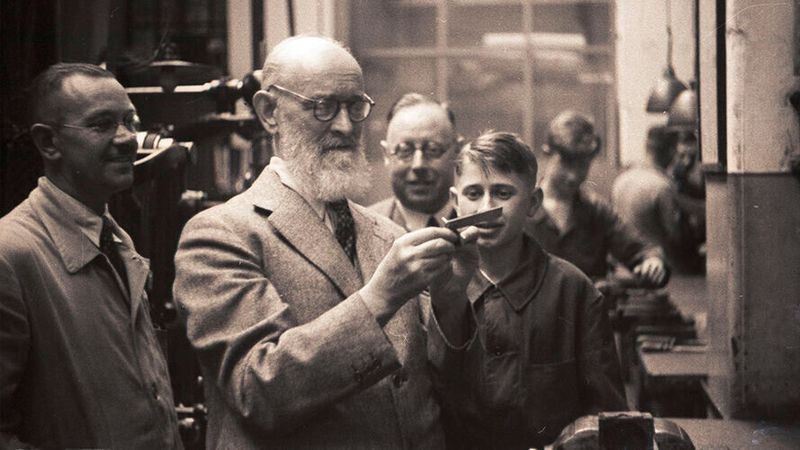 Genialer Tüftler und stets engagiert für gute Ausbildung: Robert Bosch (vorne) 1936 bei seinen Lehrlingen.(Bild:  Bosch)