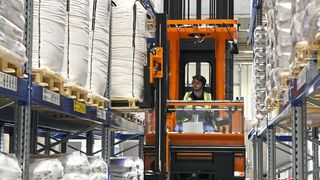 Die zwei errichteten Logistikhallen sind speziell auf die Lagerung von PVC-Produkten und Polypropylen-Kunststoffgranulaten sowie Gefahrstoffen ausgelegt. (Bild: Greiwing)