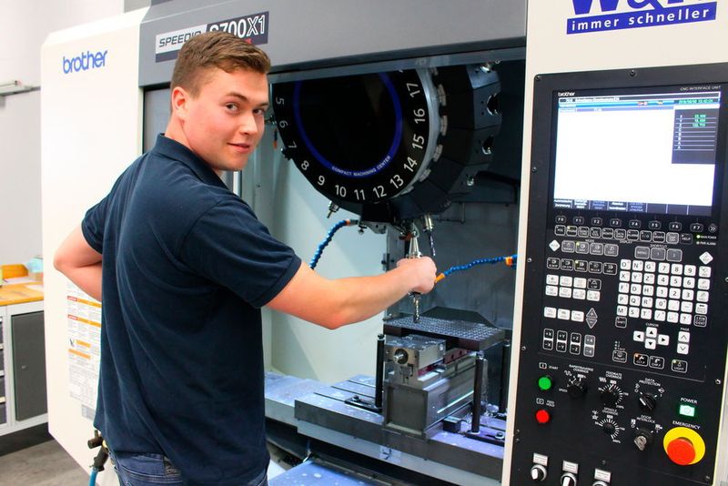 Dominik Herrmann, Zerspanungsmechaniker in der ATE, testet Gewindeschneidwerkzeuge der nächsten Generation auf Leistung und Prozesssicherheit.  (W&R / Zikomm)