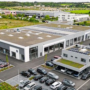 Avemo ist der neu Star unter den großen Autohändlern. Er ist entstanden aus der Fusion der vier Autohausgruppen Marnet, Göthling & Kaufmann, Best Autofamilie und Gelder & Sorg, die einen der zehn größten Gruppen in Deutschland geschaffen haben. Im Bild das Volkswagen-Autohaus der Marnet-Gruppe in Mainz-Kastel. Es ist der neueste Standort der Avemo Group.(Bild:  Avemo)