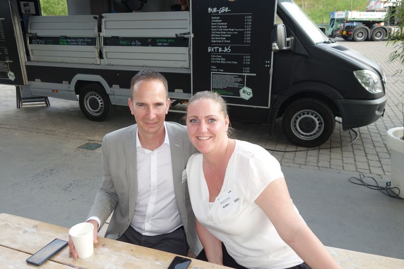 Michael Puls, Littlebit, und Melanie Grunewald, Western Digital, warten auf die ersten Burger. (Bild: IT-BUSINESS)