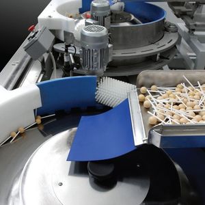 Über zwei Drehteller, angetrieben von Kollmorgen-Torquemotoren, werden dieLollipops vereinzelt und der Verpackung zugeführt.