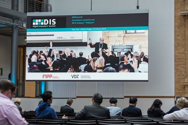 Digital Innovators Summit 
Der Digital Innovators Summit bringt Führungskräfte von Medienunternehmen zusammen, um Ideen zu teilen, aufkommende Trends zu diskutieren und zukünftige Produkte zu präsentieren. DIS lockt über 600 Führungskräfte aus über 35 Ländern nach Berlin – einschließlich CEOs, Vorstände, Herausgeber, Redakteure und Content Manager, Business Development, Marketing und Sales. 
Wann: 24. - 25.03.2020, Berlin
Mehr unter: 
www.innovators-summit.com/ (Photo: Ole Bader / sandwichpicker.com für VDZ)