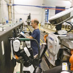 Die Mensch-Maschine-Kooperation gehört zu den Parametern, die zukünftig bei der Fabrikplanung beachtet werden müssen.(Bild:  Airbus)