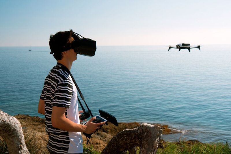 Steuerbar ist die Drohne sogar via Videobrille, auf der man live die Sicht der Drohne teilt. (Parrot)