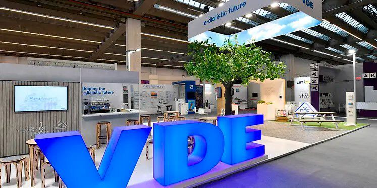 VDE Institut (Halle 8.0, Stand G90): Auch das Institut informiert im Rahmen der Messe über Smarthome-Themen und die Sicherheit von Leuchten und Installationskomponenten. Im Fokus stehen dabei Balkonkraftwerke und Pflanzenbeleuchtung. (Bild: VDE)