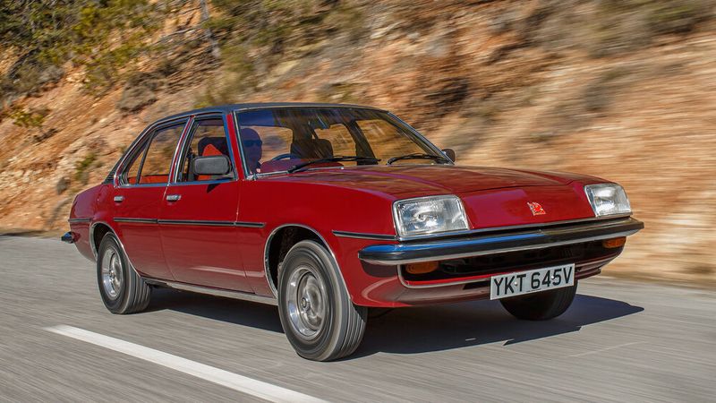 Britische Verwandtschaft: Der Vauxhall Cavalier war ein zweieiiger Zwilling des Opel Ascona und wurde in Großbritannien und anderen Ländern (z. B. Schweden) verkauft. Dieses Modell hatte eine Frontpartie, die dem Opel Manta B ähnlich war und hatte dadurch ein eigenständiges Erscheinungsbild. Der Cavalier lief im General-Motors-Werk Antwerpen, später im Vauxhall-Werk im englischen Luton vom Band. In Südafrika wurde ab November 1976 der optisch dem Cavalier gleichende Chevrolet Chevair. Ab Juli 1978 gab es auch den Chevrolet Ascona, der äußerlich dem deutschen Ascona glich. (Bild: Opel)