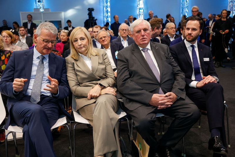 Die Bundesgesundheitsministerin Nina Warken nahm an der Auftaktveranstaltung des 48. Deutschen Krankenhaustages und am Messerundgang der Medica teil.  (Bild: Messe Düsseldorf / Tillmann)