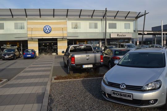 Selbstbewusst steht der Volkswagen-Bau auf dem Rosiergelände. (Archiv: Vogel Business Media)