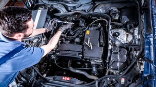 Sollten Werkstätten von Kunden mitgebrachte Ersatzteile einbauen oder ablehnen? Darüber gibt es in der Kfz-Branche immer wieder Diskussionen. (Bild: Promotor)