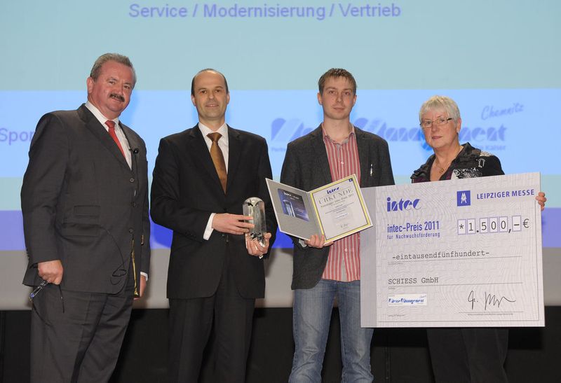 Der mit 1500 Euro dotierte Nachwuchspreis ging 2011 nach Sachsen-Anhalt an Jan Deutschmann (2.v.r.). Er wurde in der betriebseigenen Lehrwerkstatt der Schiess GmbH zum Zerspanungsmechaniker ausgebildet und ist heute Dual-Student an der Otto-von-Guericke-Universität Magdeburg.  (Bild: Leipziger Messe)