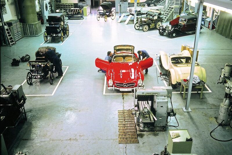In das Classic Center in Fellbach floss die Kompetenz der bisherigen Museumswerkstatt von Mercedes-Benz ein. Hier ein Foto aus dem Jahr 1989. (Daimler)