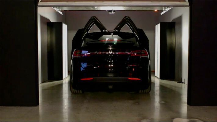 Das funktioniert natürlich auch in einer Garage ... (Tesla)