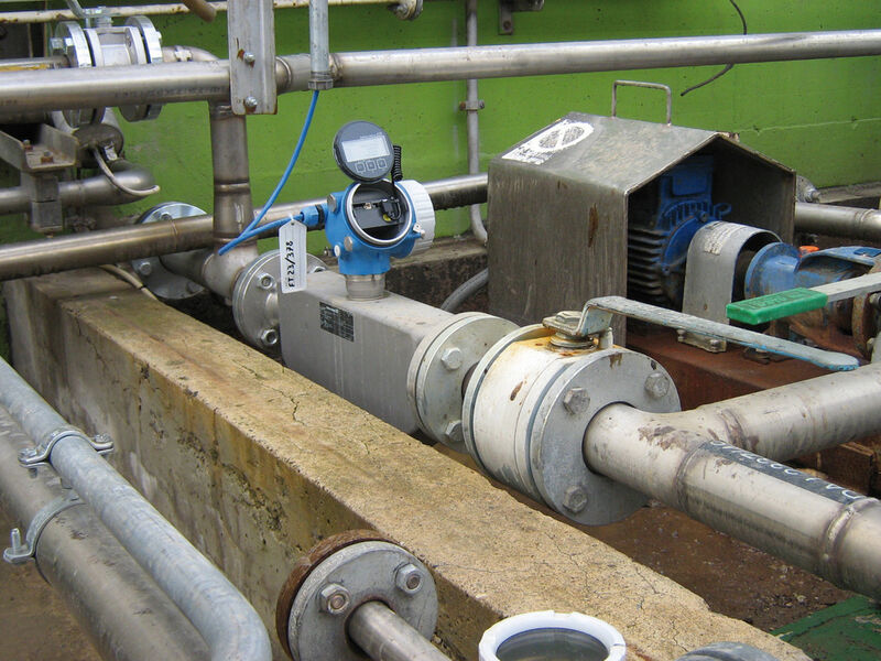 Promass E 200: Coriolisgerät in Zweileitertechnik beim Einsatz in einem chemischen Betrieb (Bild: Endress + Hauser)