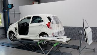 Darf nur die Tür lackiert werden – oder auch die angrenzenden Teile? Die Beilackierung ist ein beliebter Streitpunkt mit der Versicherung. (Bild: Rosenow – VCG)