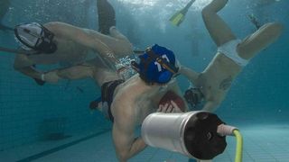 Beim Kampf um den Ball ist harter Spieleinsatz gefordert. Zum Luftholen müssen die Spieler wieder auftauchen. (Bild: Lapp, Oliver Meckes)